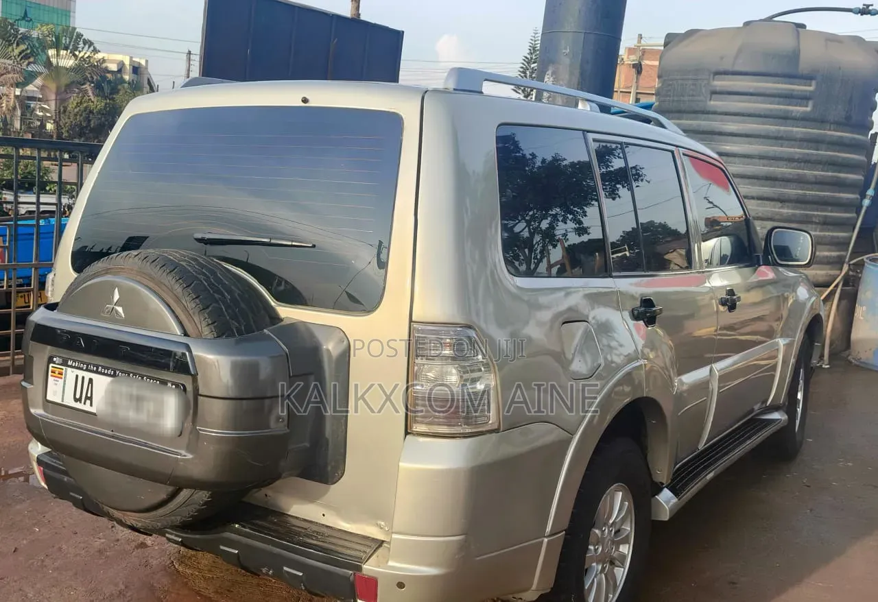 Mitsubishi Pajero 2010 Gold