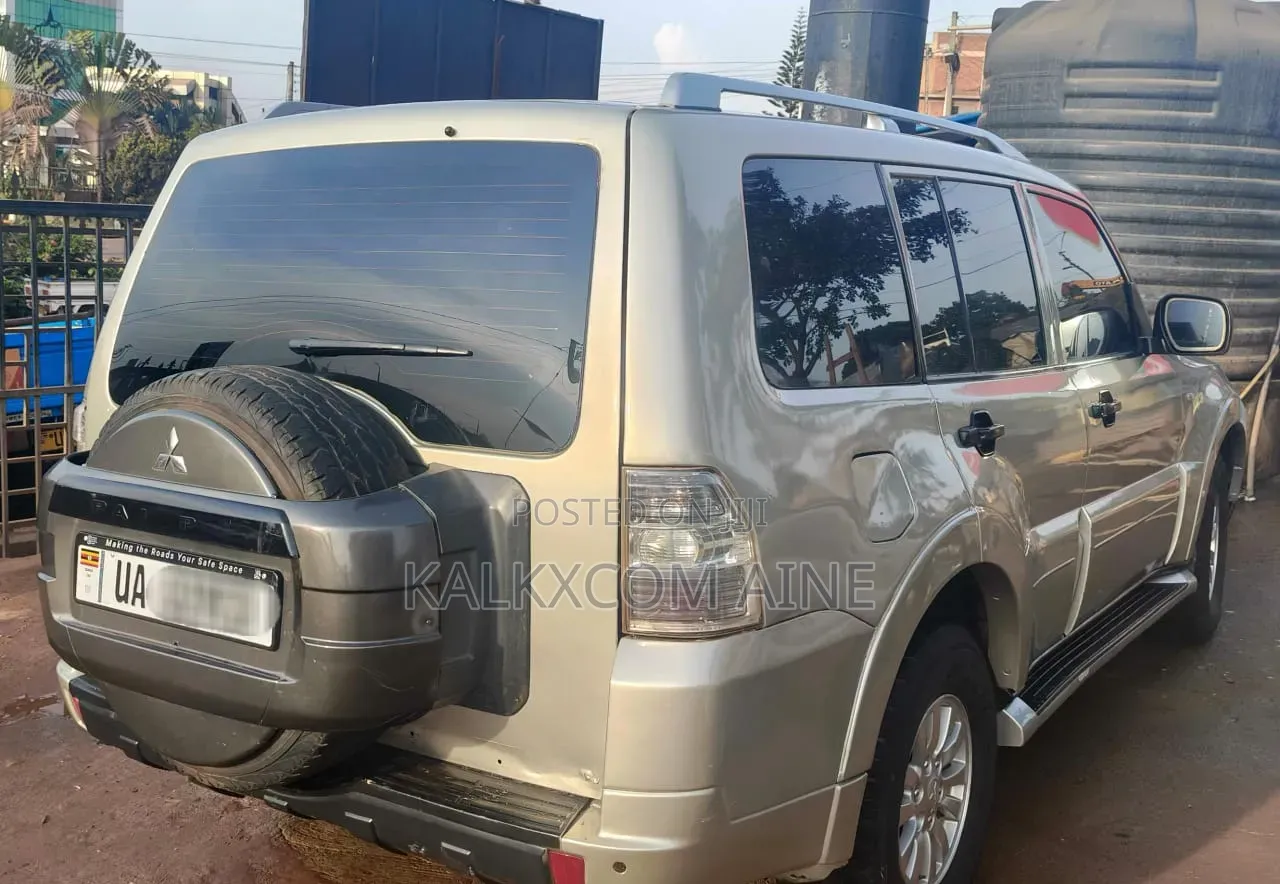 Mitsubishi Pajero 2010 Gold