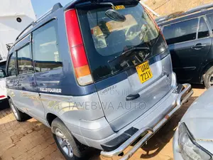 Toyota Noah 2001