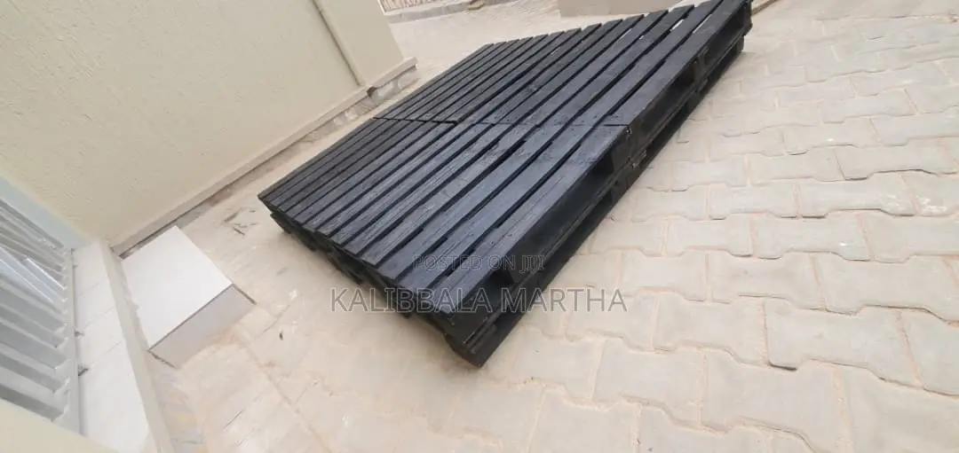 5 by 6 Pallet Bed
