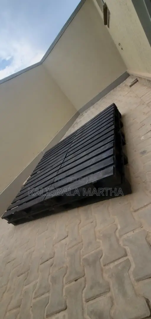 5 by 6 Pallet Bed
