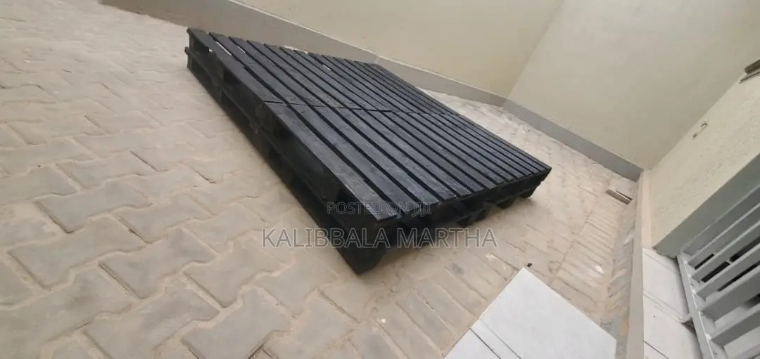 5 by 6 Pallet Bed