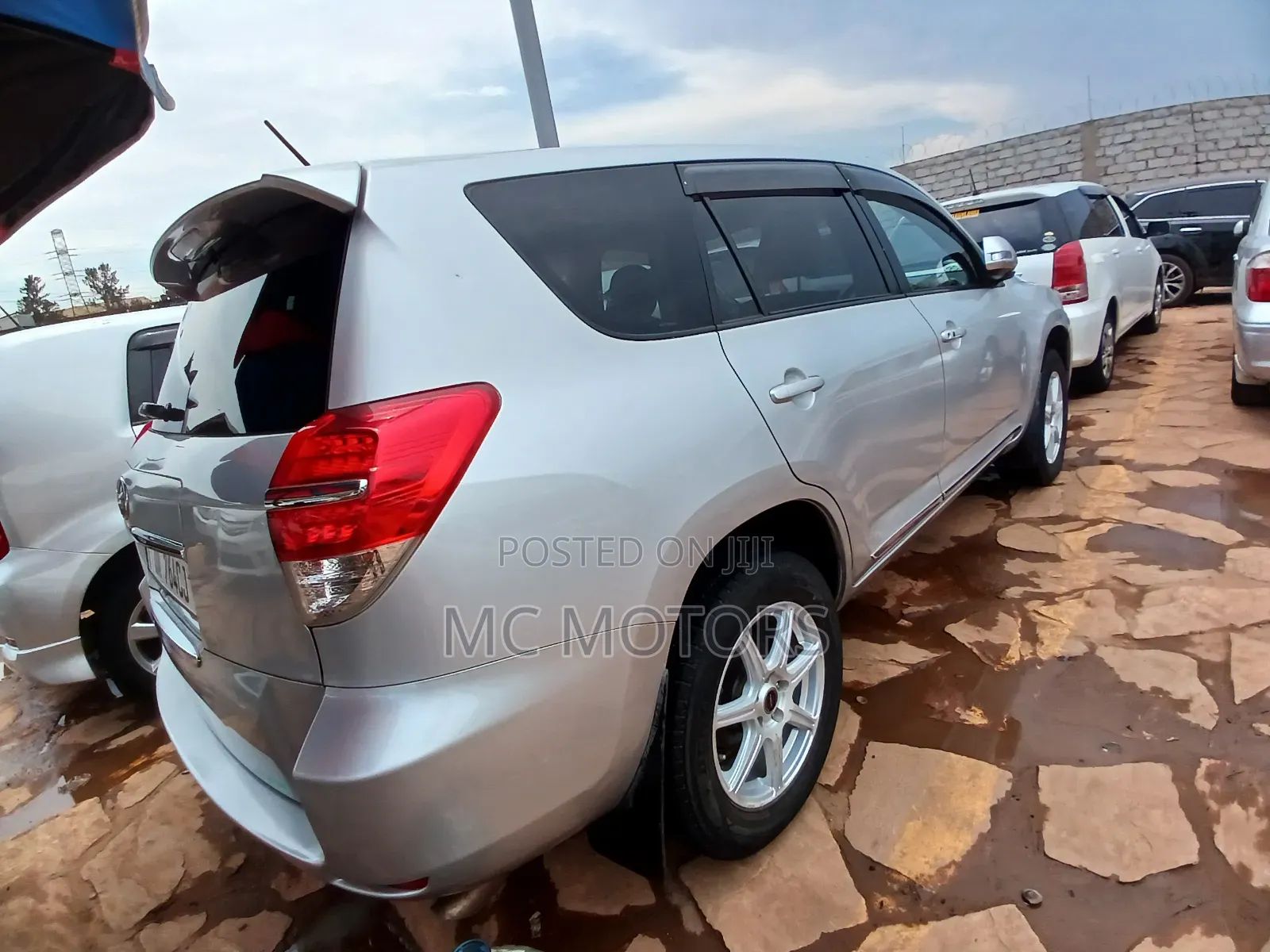 Toyota Vanguard 2011 Silver