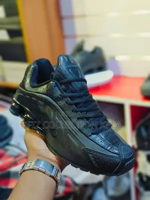 Original Nike Shox R4 Triple Black Sneakers