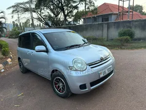Toyota Sienta 2010 Silver