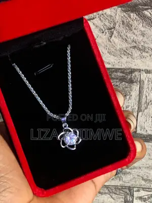 Lady’s Flower-Shaped Pendant Necklace