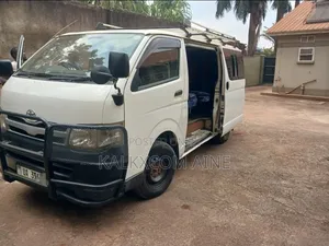 Toyota HiAce 2015 White