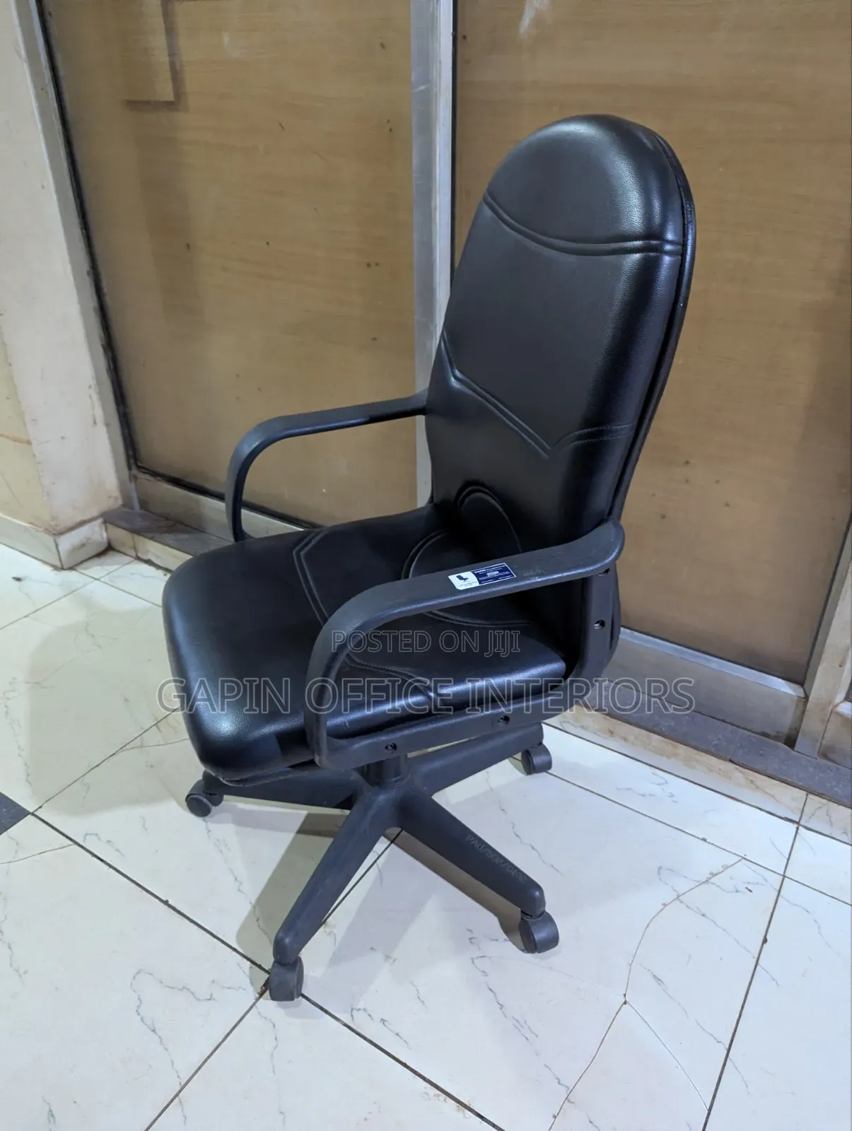 Second Hand Long Bac Chair, Leather Made and Adjustable
