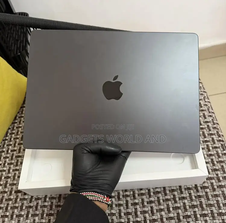 New Laptop Apple MacBook Pro 16GB Apple M5 SSD 1T