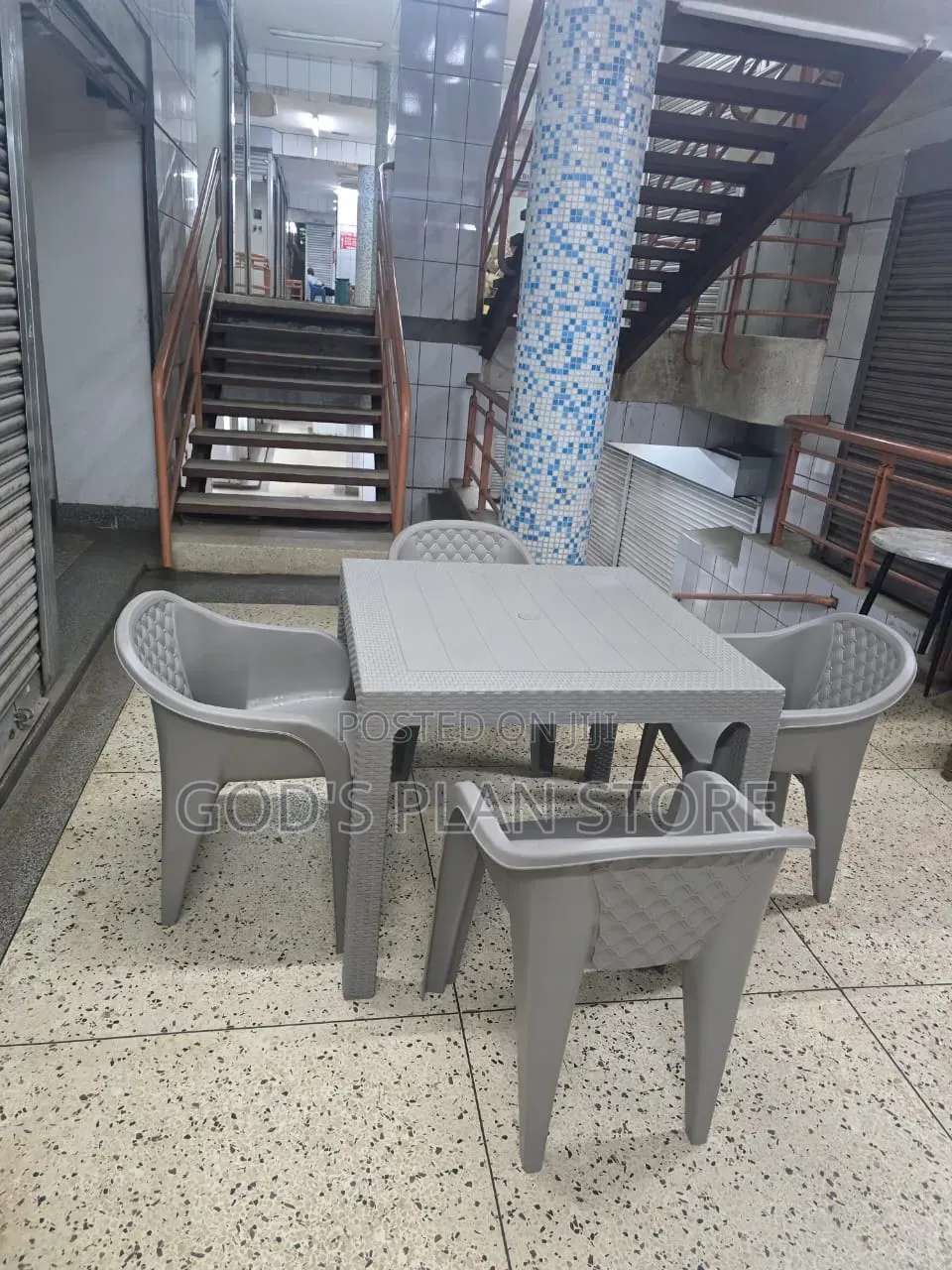 Easy Bar and Restaurant Plastic Table and Chairs