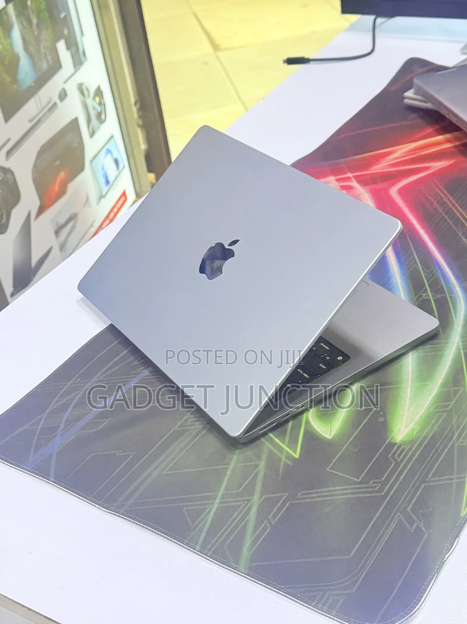 New Laptop Apple MacBook Pro 2023 M3 8GB Apple M3 SSD 512GB
