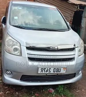 Toyota Noah 2011 Silver