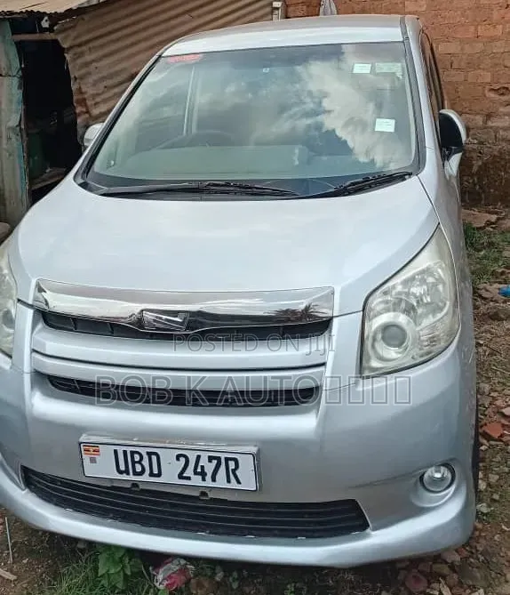 Toyota Noah 2011 Silver