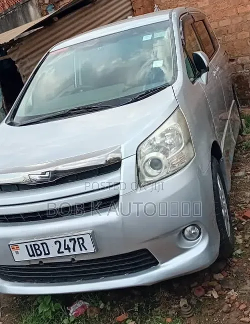 Toyota Noah 2011 Silver