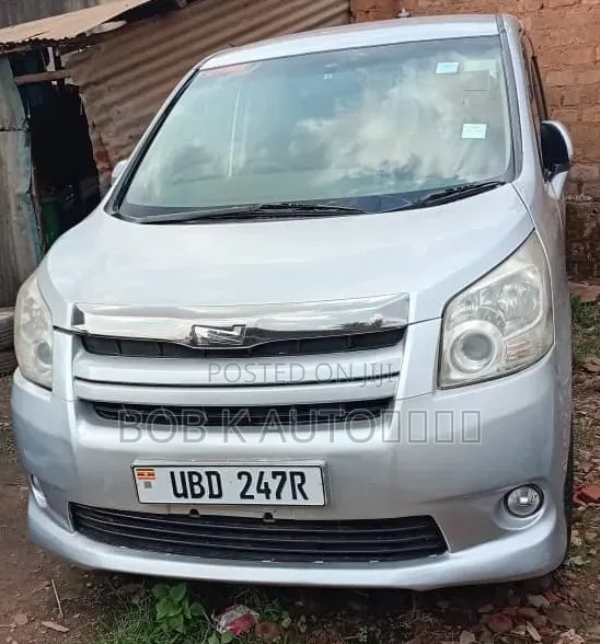 Toyota Noah 2011 Silver