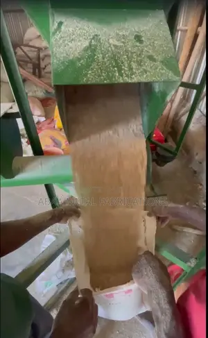 Heavy-Duty 1,200 Kg Self-Loading Chicken Feed Mixer