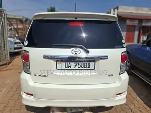 Toyota Corolla Rumion 2011 White