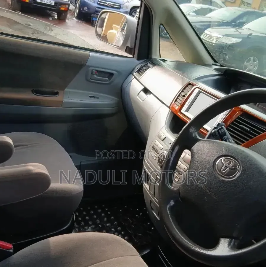 Toyota Noah 2005 Silver