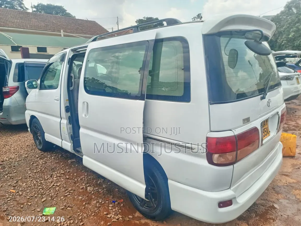 Toyota HiAce 2004 White
