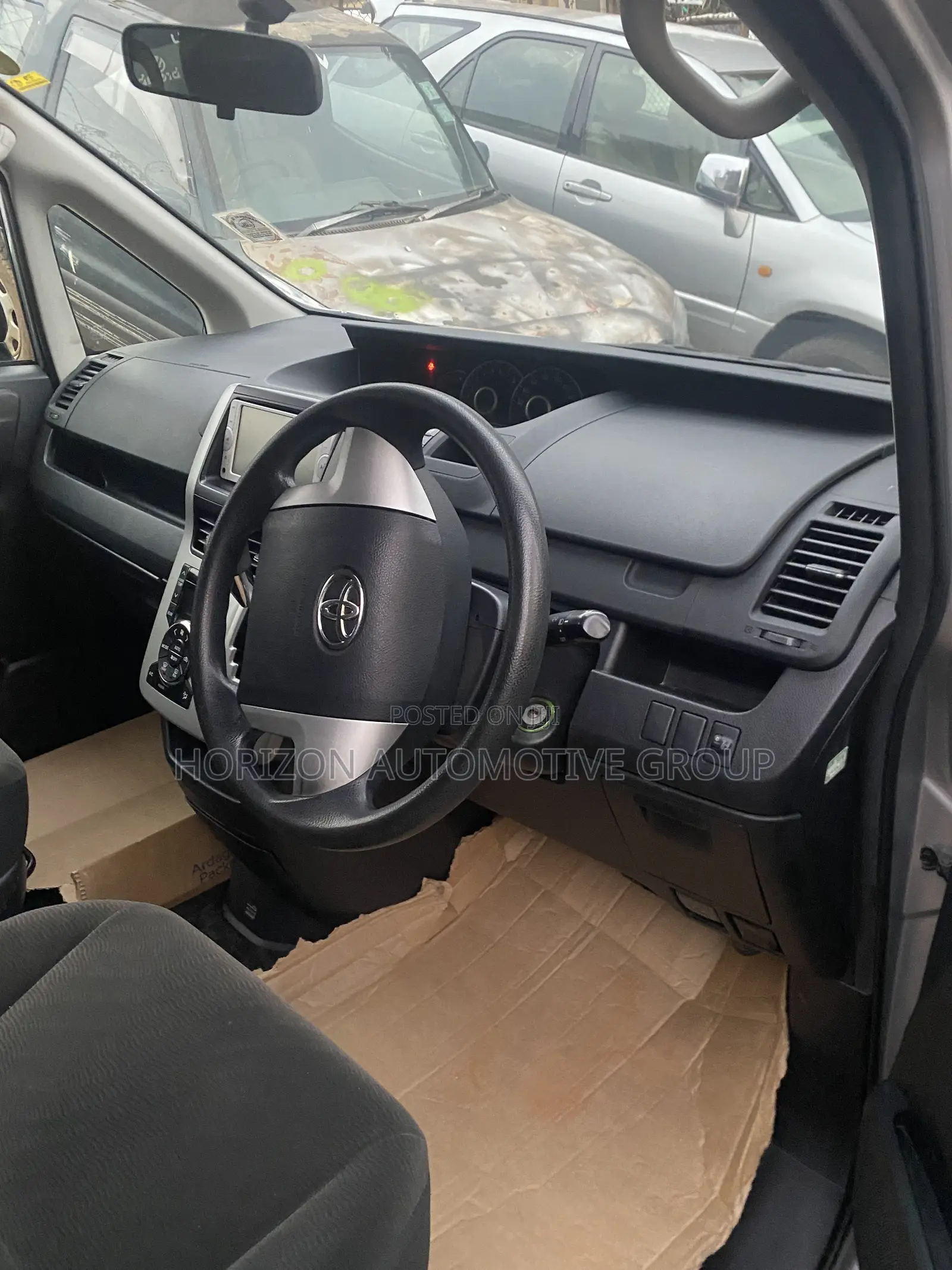 Toyota Voxy V 2WD 8-Seater 2013 Silver