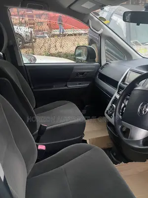 Toyota Voxy V 2WD 8-Seater 2013 Silver