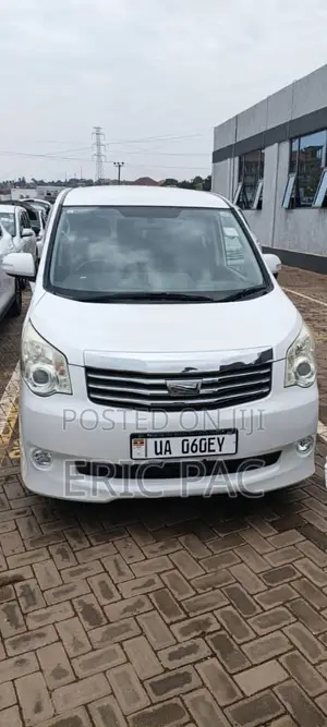 Toyota Noah 2.0 158hp FWD (8 Seater) 2012 White