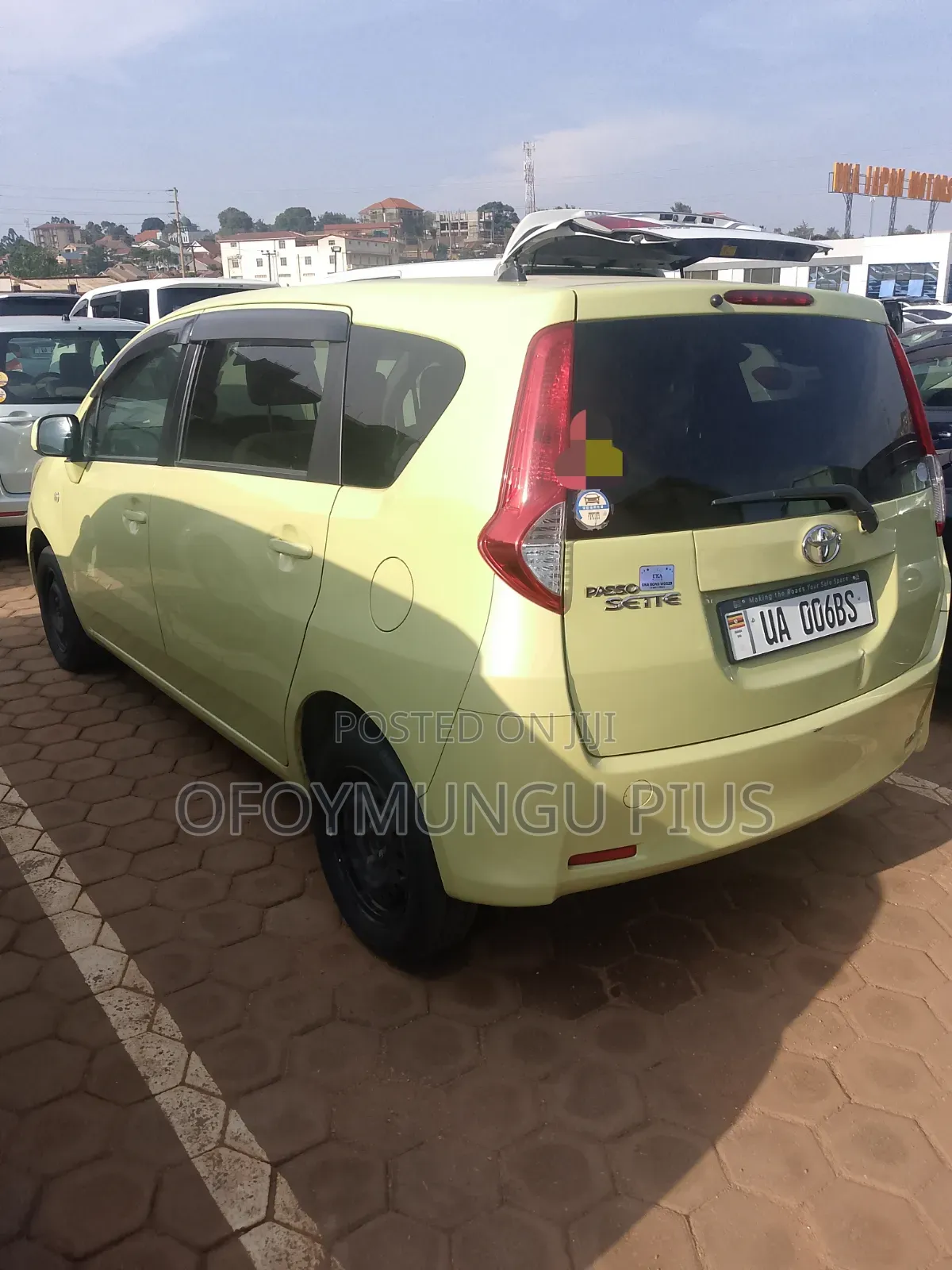 Toyota Passo Sette 2011 Orange