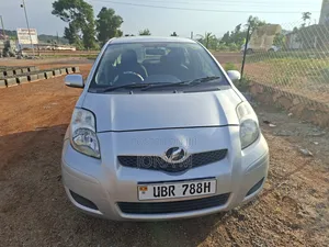 Toyota Vitz 2009 Silver