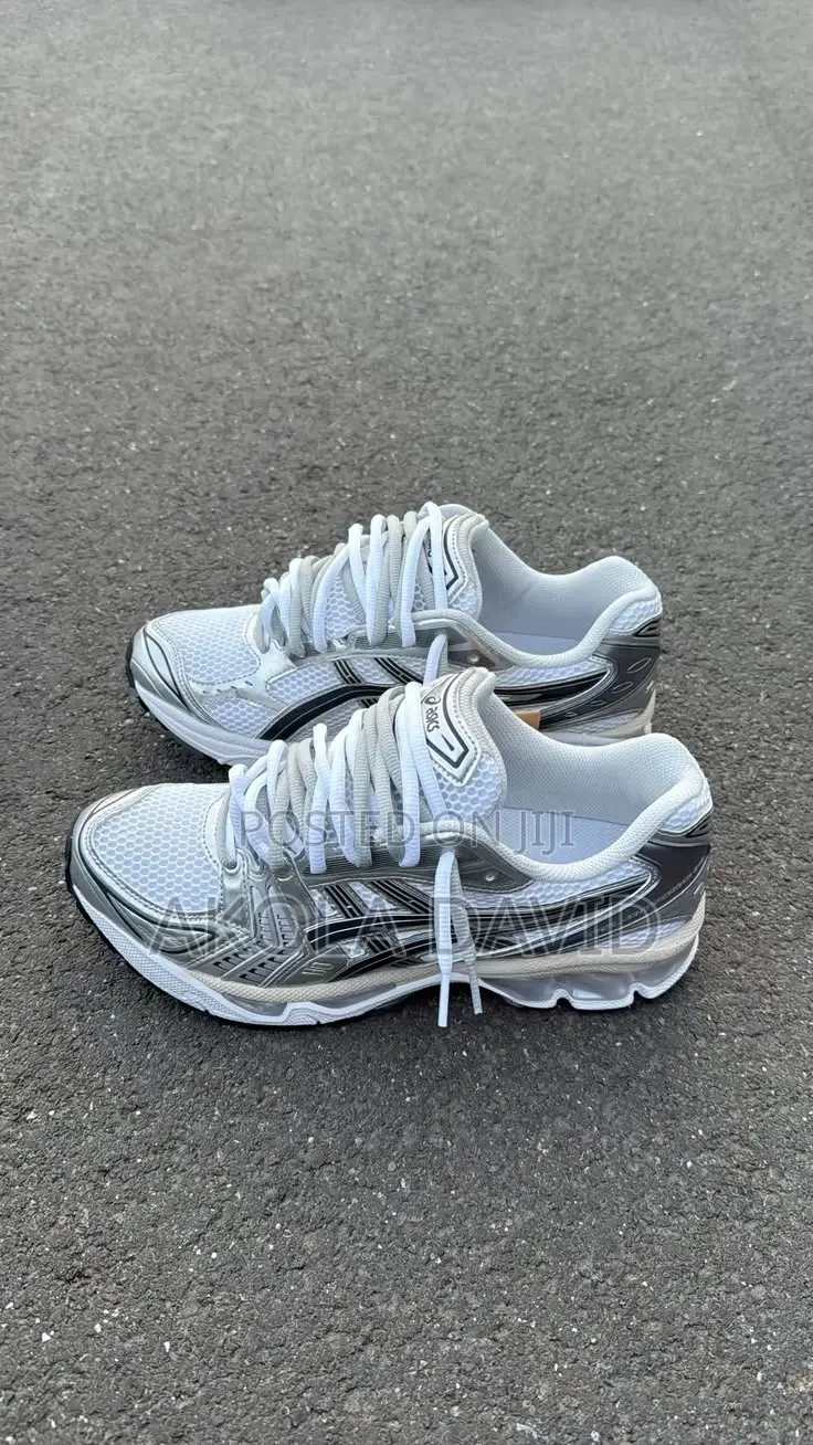 High Quality Fashionable Sneakers