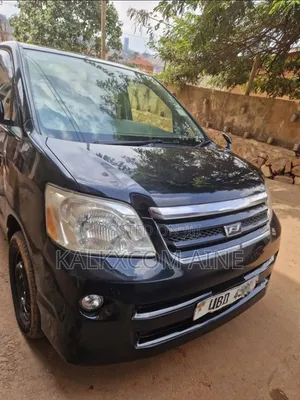 Toyota Noah 2005 Gray