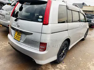 Toyota ISIS 1.8 Platana 2WD 2010 Silver