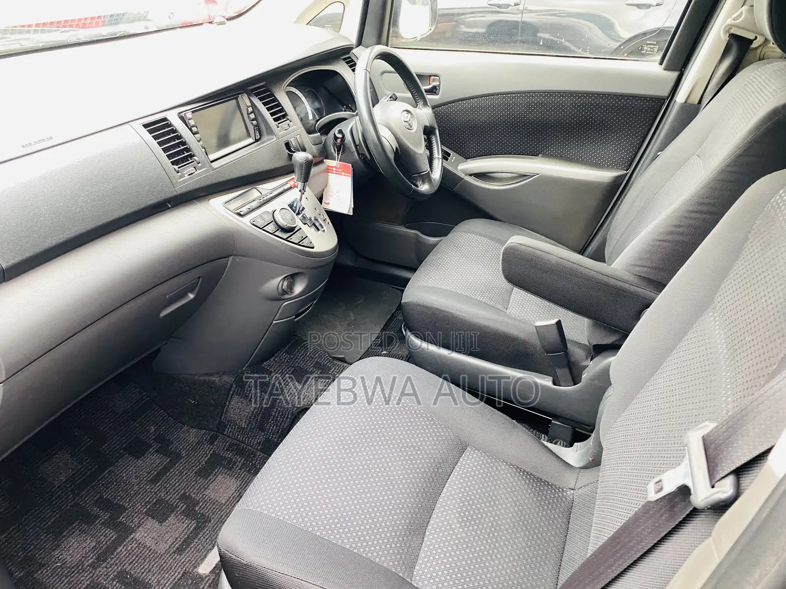 Toyota ISIS 1.8 Platana 2WD 2010 Silver