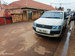 Toyota HiAce 2006 White