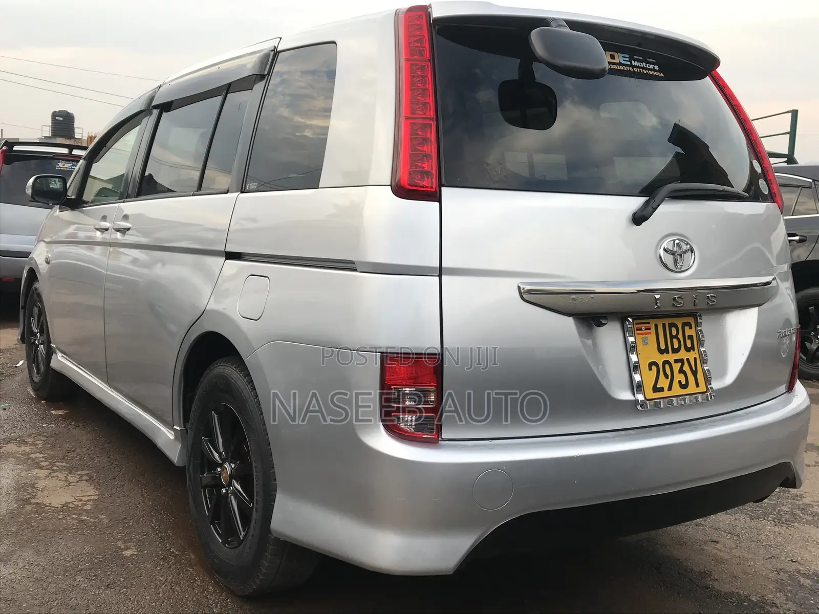 Toyota ISIS 2009 Silver