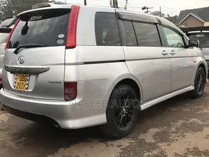 Toyota ISIS 2009 Silver