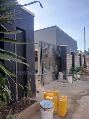 6bdrm House in Seguku Ntebe Rd, Central Division for sale