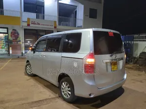 Toyota Noah 2009 Silver
