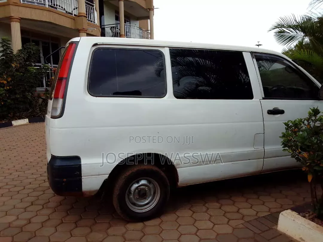 Toyota Noah 2002 White