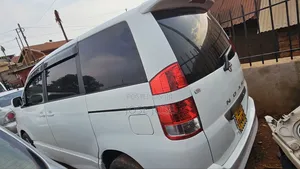 Toyota Noah 2005 White