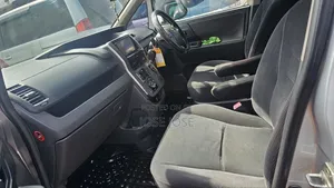 Toyota Noah 2009 Silver