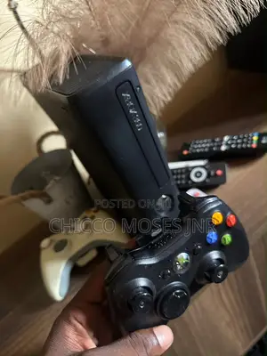 XBOX 360 CHIPPED (2 Controllers)