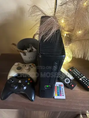 XBOX 360 CHIPPED (2 Controllers)
