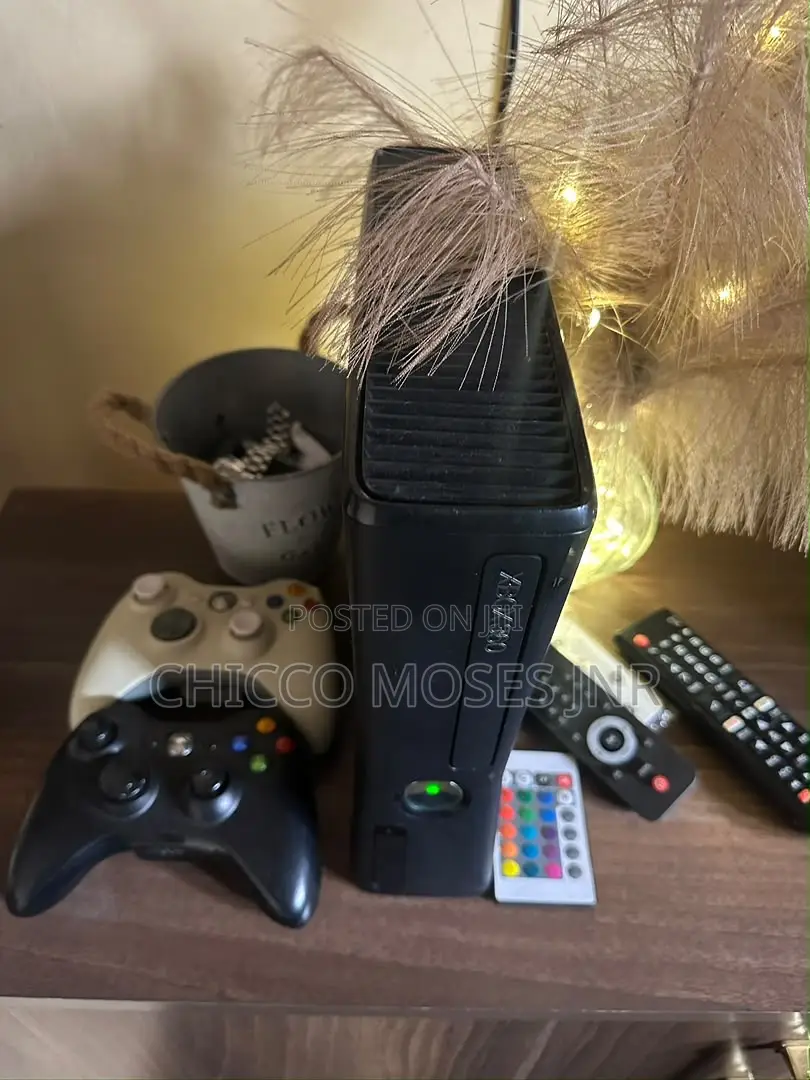 XBOX 360 CHIPPED (2 Controllers)