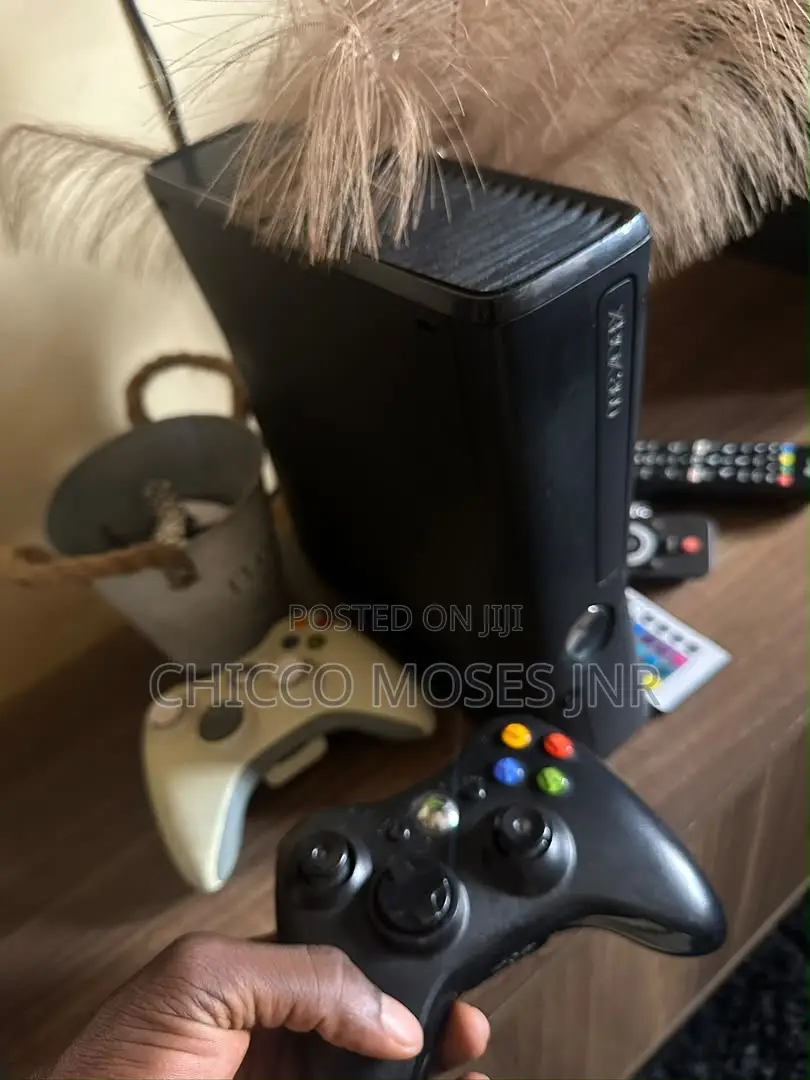 XBOX 360 CHIPPED (2 Controllers)