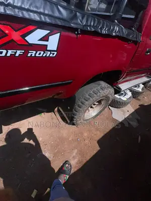 Toyota Hilux 2000 Red