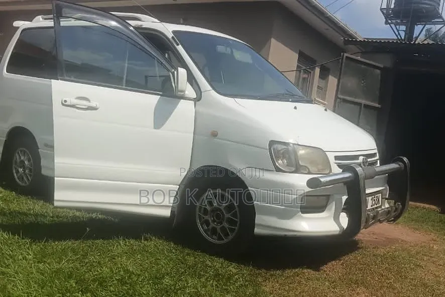 Toyota Noah 2001 White