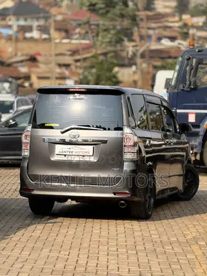 Toyota Noah 2.0 143hp AWD (7 Seater) 2013 Gray