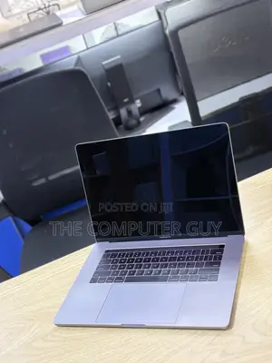 Laptop Apple MacBook Pro 2017 16GB Intel Core i7 SSD 512GB