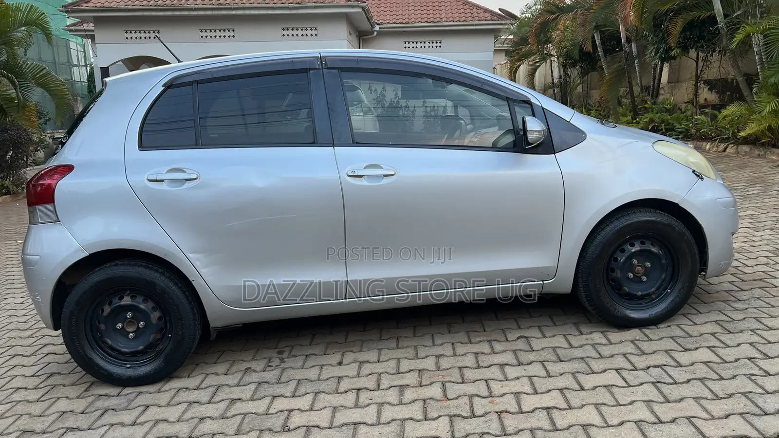 Toyota Vitz 2010 Silver