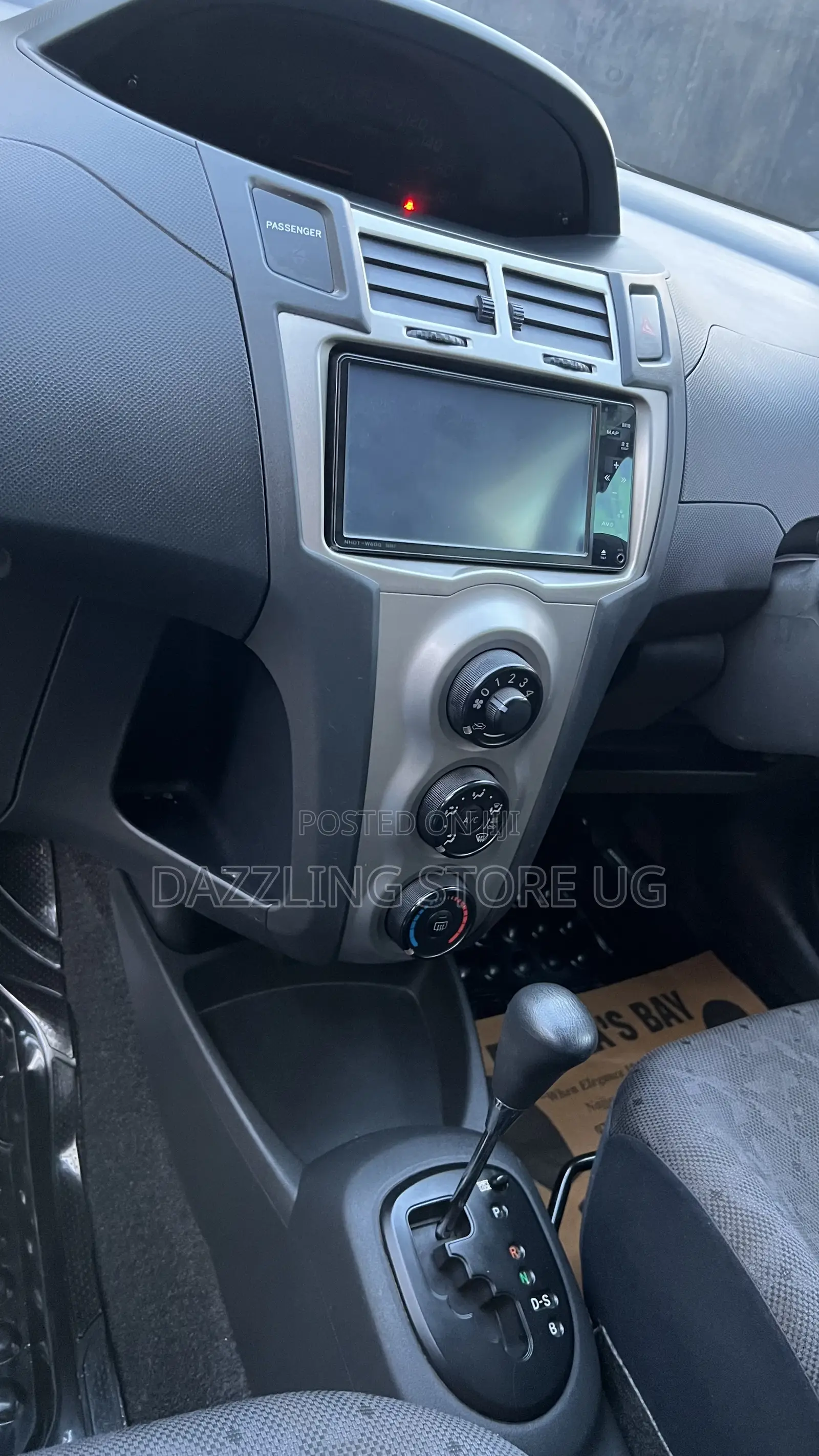 Toyota Vitz 2010 Silver